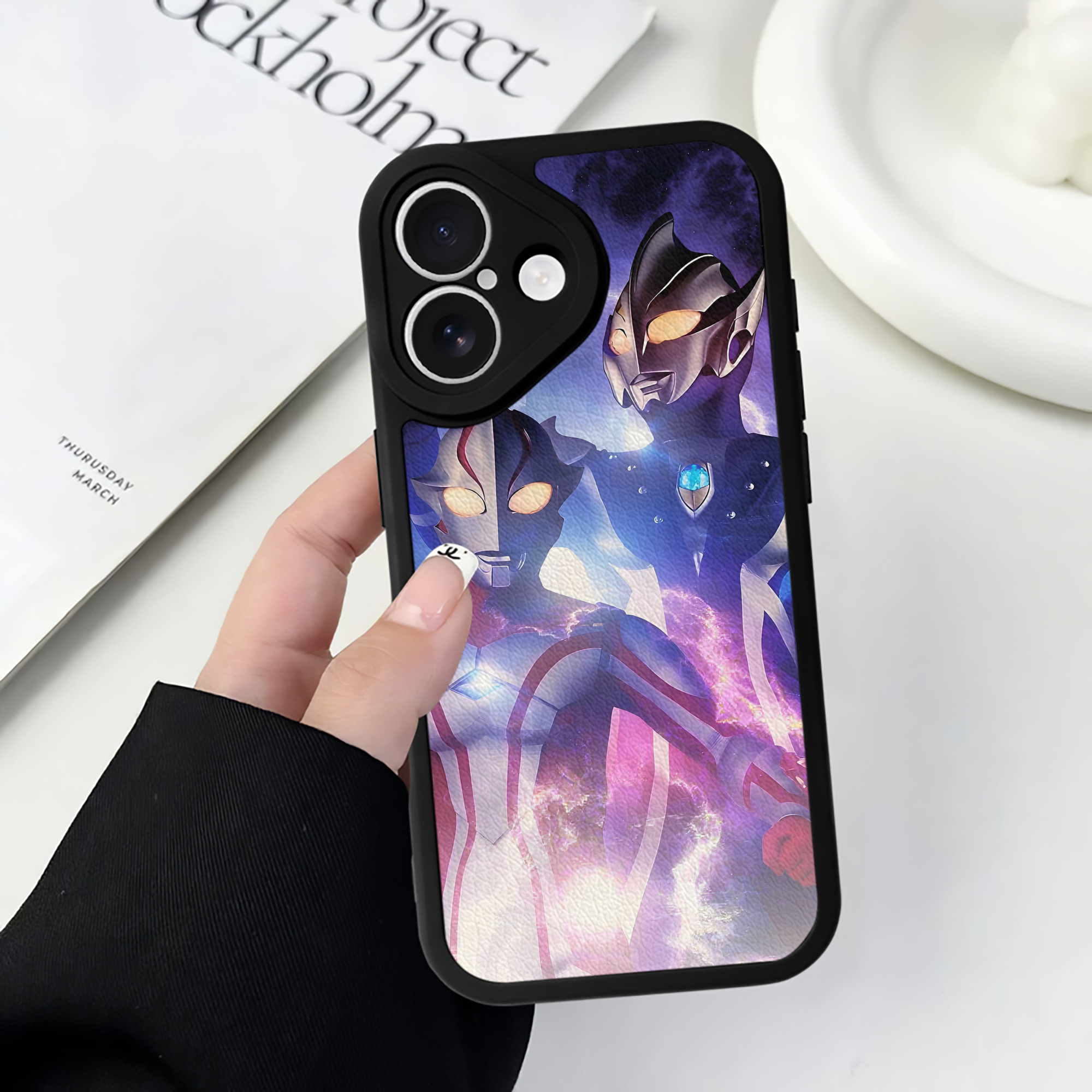 （画像用） ウルトラマン Ultraman 【iPhone 16シリーズ対応】シリコンスマホケース（レザー調） 材質：シリコン